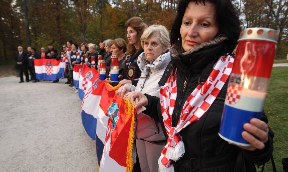 Ispraćaj žrtava iz Hude Jame na groblju Dobrava / Arhivska fotografija