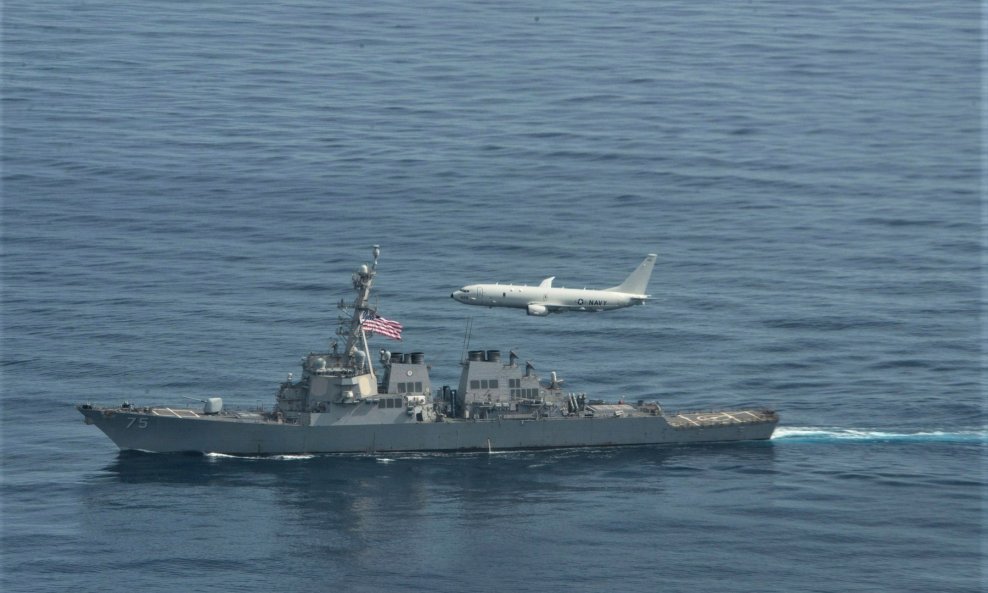 Avion P-8 Poseidon prelijeće iznad američkog razarača USS Donald Cook
