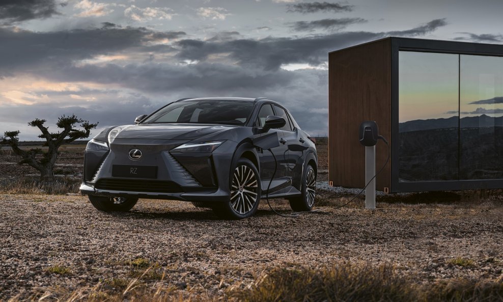 Lexus RZ 450e se temelji na istoj arhitekturi e-TNGA EV kao i novi SUV Toyota bZ4X i Subaru Solterra, ali stavlja otvoreniji naglasak na vrhunsku privlačnost i performanse