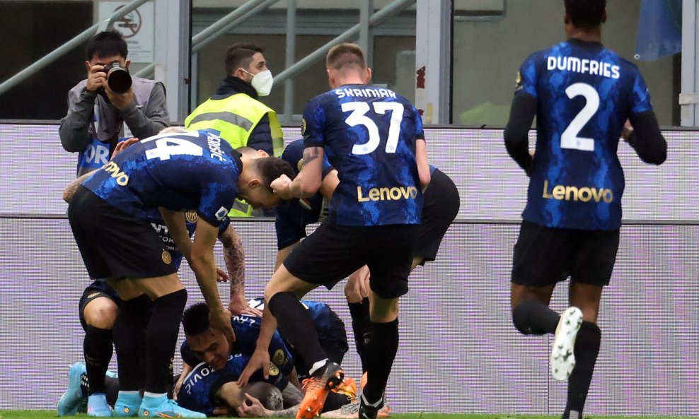 Brozović u zagrljaju suigrača