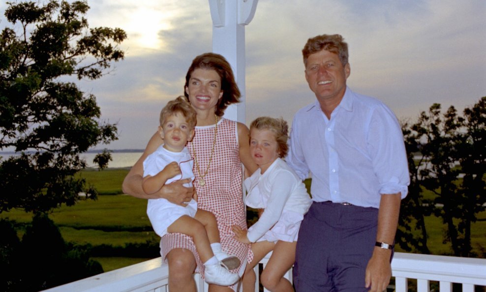 John F. i Jacqueline Kennedy s djecom