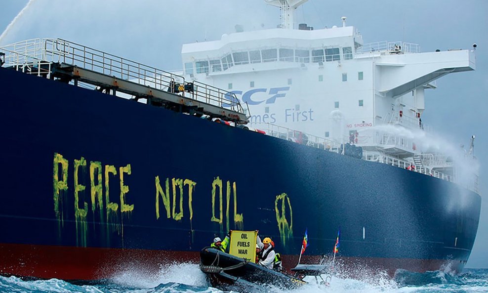 Greenpeace aktivisti su prošloga tjedna na Siciliji zaskočili ruski tanker i na njemu napisali 'Mir, a ne nafta'