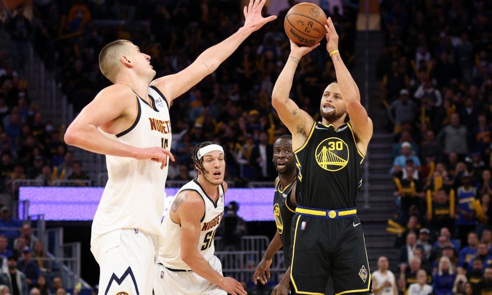 Stephen Curry i Nikola Jokić