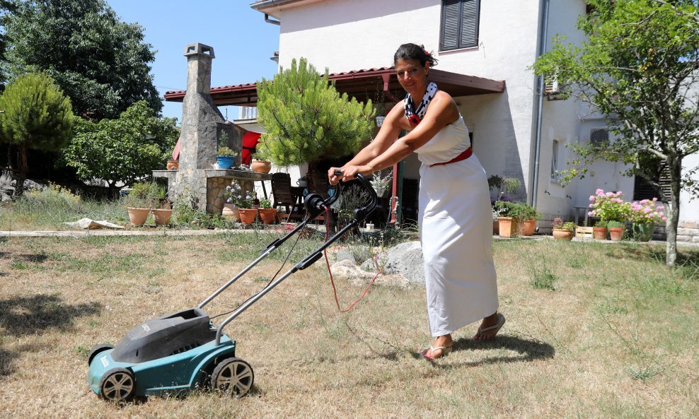 Marijana Cvijetić Piršić, supruga poznatog ekološkog aktivista Vjerana Piršića, demonstrira korištenje solarne energije koja u njihovom domu na Krku napaja i kosilicu