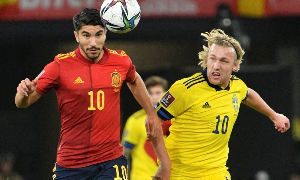 Carlos Soler (lijevo) vs. Emil Forsberg