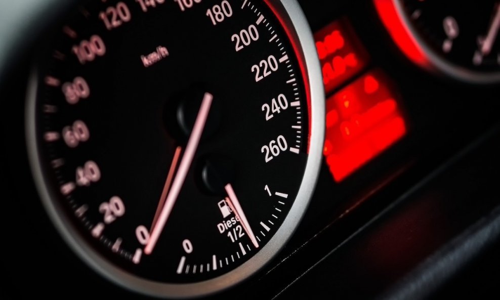 Izbjegavanje jakog ubrzanja i korištenje prijenosa brzina za kočenje jednostavan je način rješavanja problema