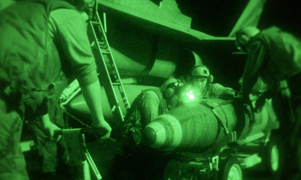Postavljanje bombe GBU-31 na avion F/A-18