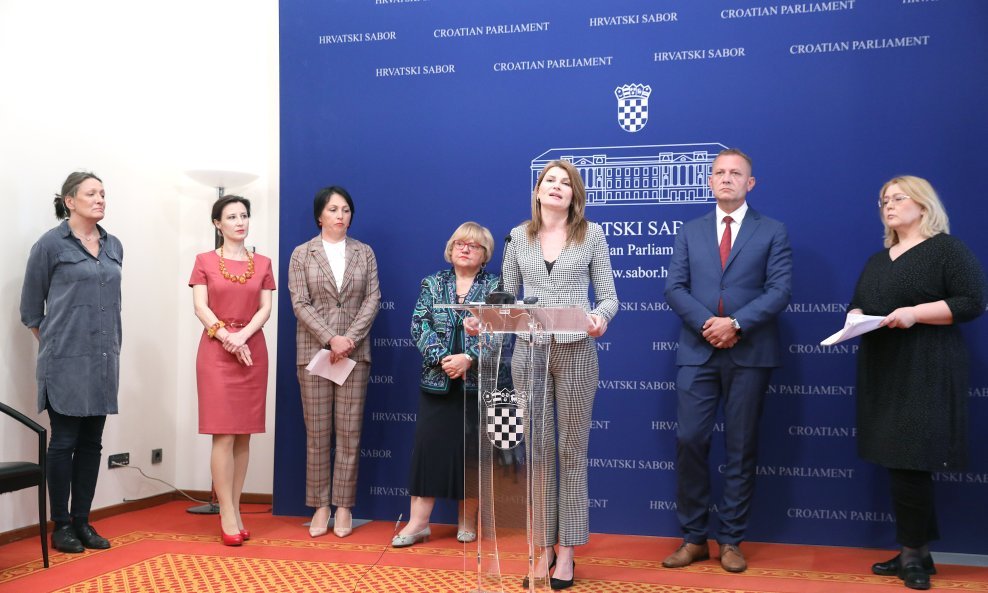 Zastupnici sedam oporbenih klubova podržali SDP-ov prijedlog Zakona o medicinskom prekidu trudnoće