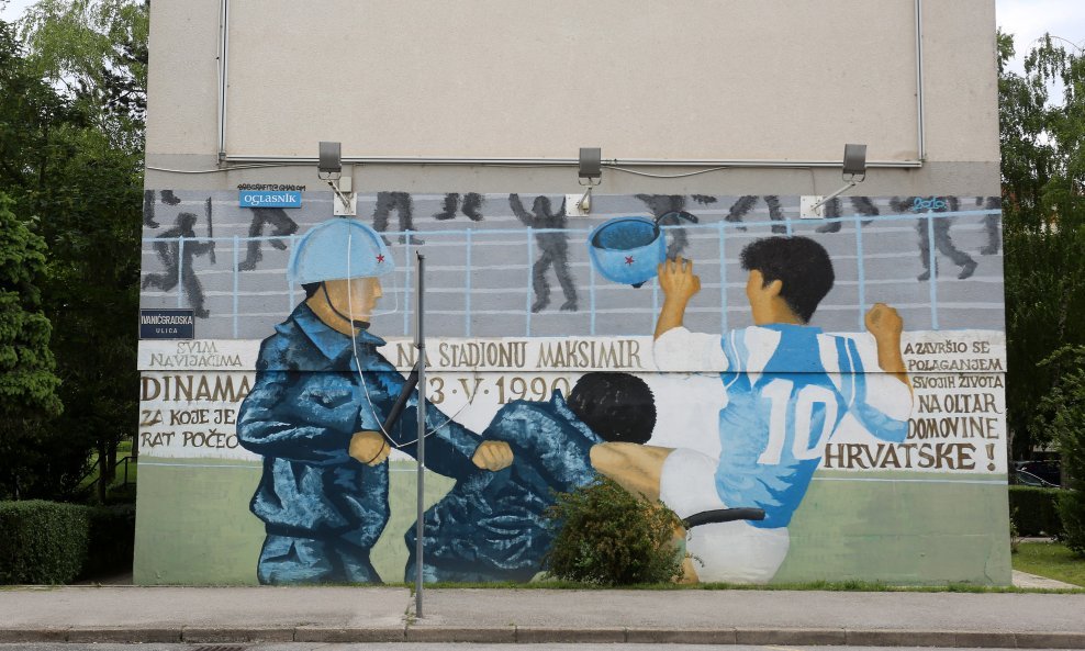 Grafit na zgradi u spomen na nikad odigranu utakmicu Dinama i Crvene Zvezde, inspiriran fotografijom Renata Branđolice
