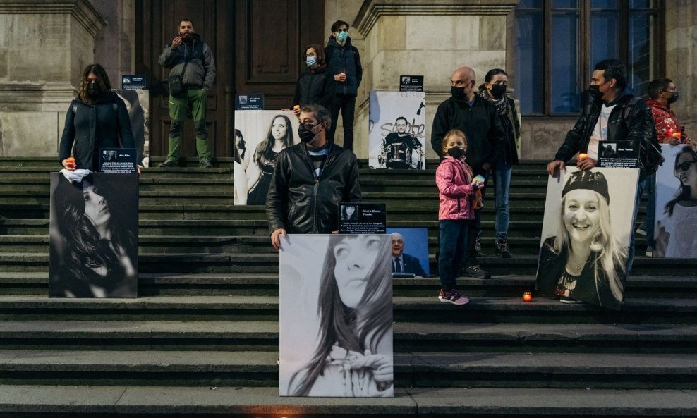 Prosvjednici s fotografijama dijela ljudi stradalih u klubu Colectiv