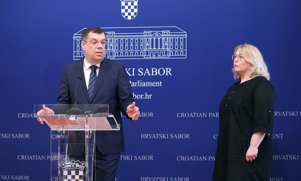 Damir Bajs i Ivana Posavec Krivec na konferenciji za novinare