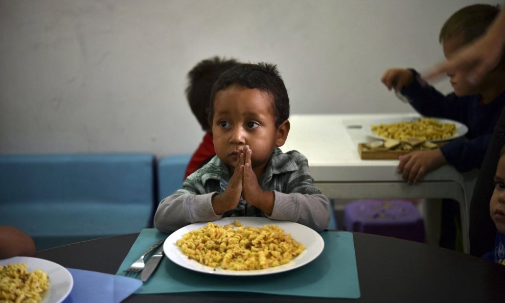 Dijete se moli u skloništu za pothranjenu djecu u Venezueli