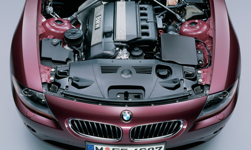 BMW-Z4-engine-compartment-1280x960
