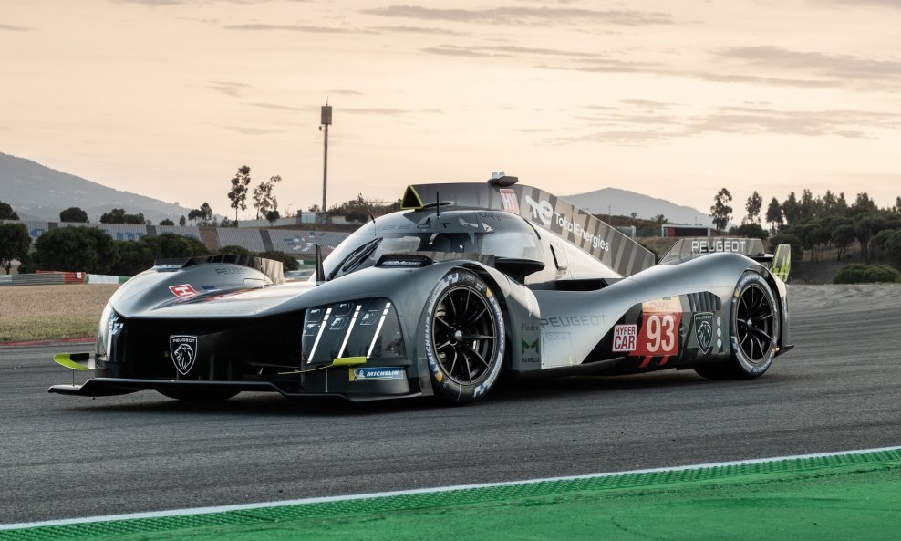 Peugeot 9X8 je pionirski hibridni električni Hypercar s pogonom na četiri kotača