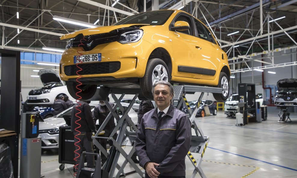 Izvršni direktor Renaulta Luca de Meo pozira tijekom posjeta tvornice ReFactory u Flinsu
