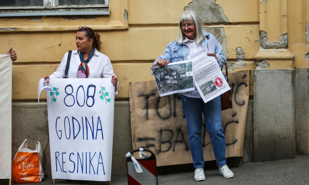 Prosvjednici ispred Stare gradske vijećnice