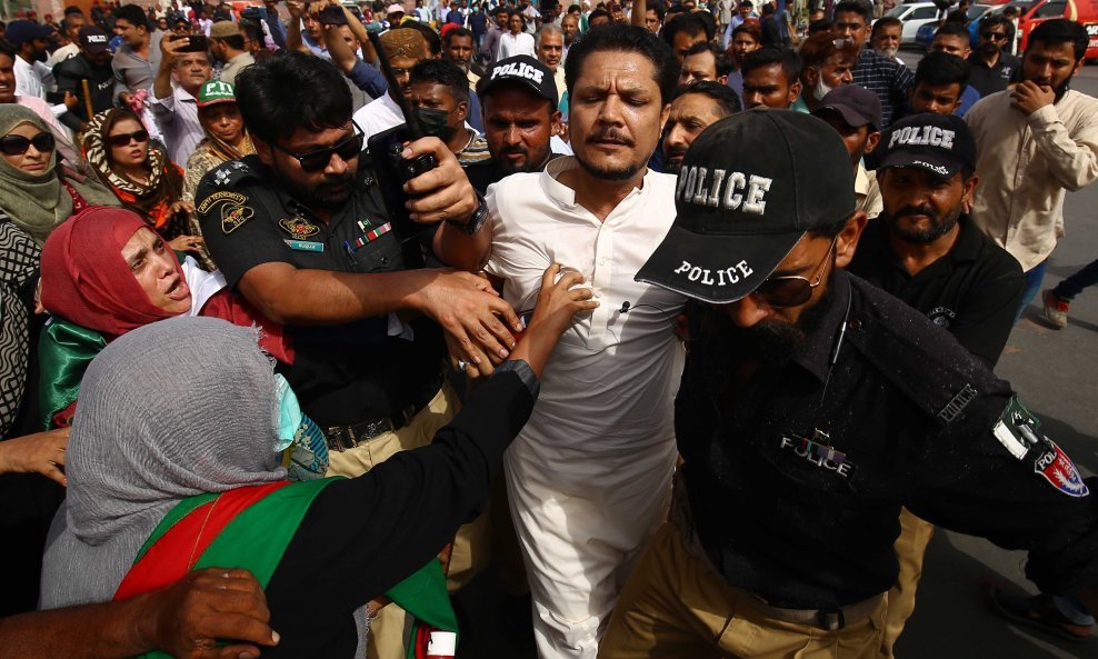 Pristaše bivšeg pakistanskog premijera Imrana Khana u sukobu s policijom