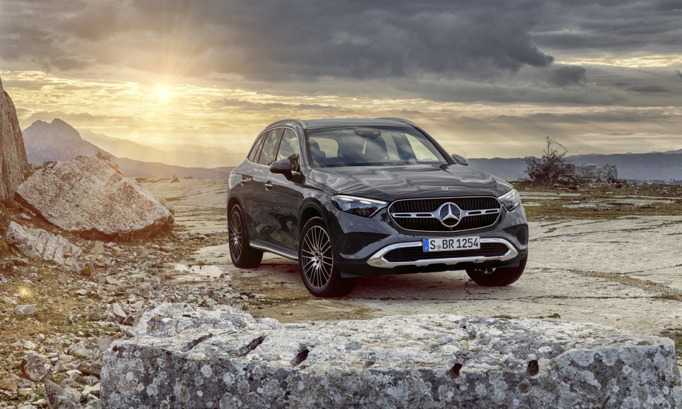 Mercedes-Benz GLC AVANTGARDE (Grafitno siva metalik), unutrašnjost AVANTGARDE (nappa koža Sienna smeđa)