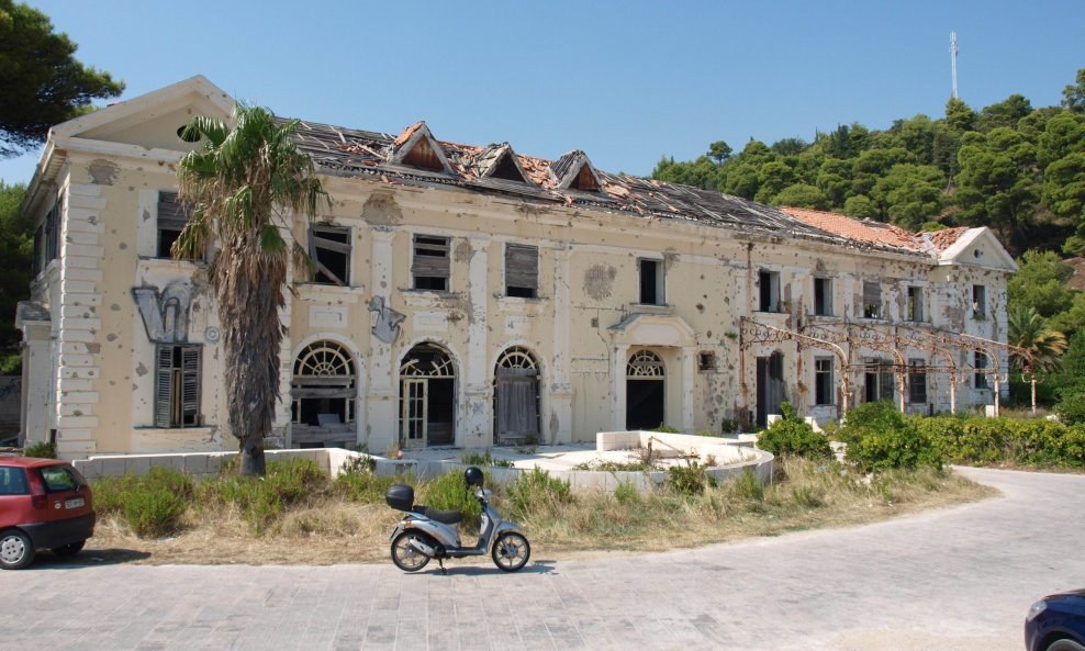 Već 18 godina nepovratno propada u ratu oštećeni kompleks objekata bivšeg vojnog odmarališta Kupari, 7 kilometara istočno od Dubrovnika. Iako je država najavila privatizaciju u RH do kraja 2007. godine upravo prodajom kompleksa Kupara, objekti su i dalje 