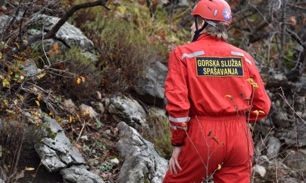 Organizirana velika potraga HGSS-a za nestalom osobom na području Velebita (11)