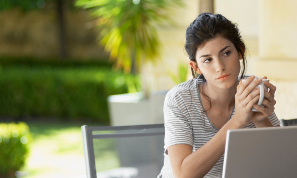 djevojka  žena laptop prijenosno računalo kompjuter