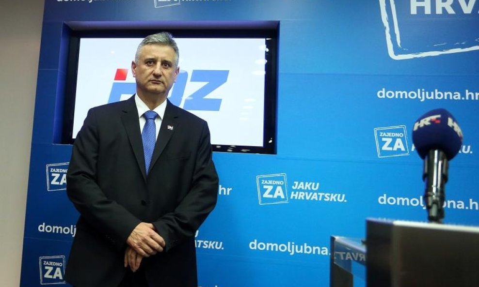 Tomislav Karamarko sam za govornicom