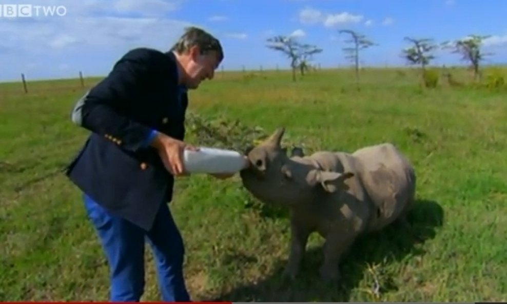 Stephen Fry beba nosorog bočica funvideo