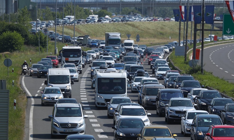 Morate voditi računa i o tome da će naše prometnice, naročito autoceste koje vode prema ljetnim destinacijama biti prekrcane i vozilima stranih turista