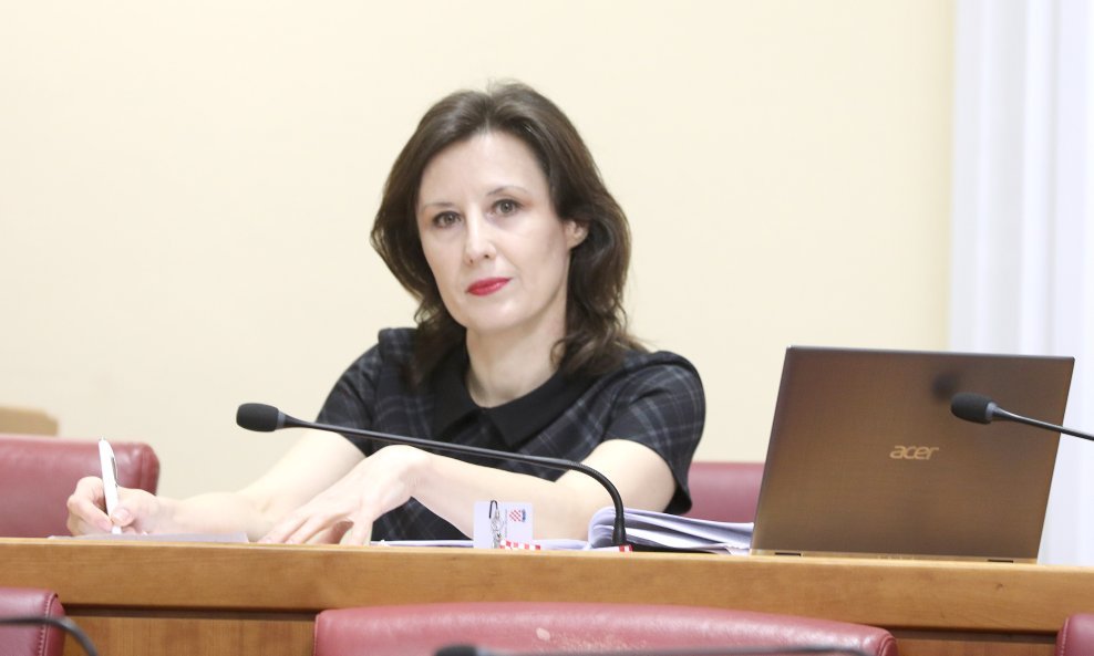 Dalija Orešković, Centar