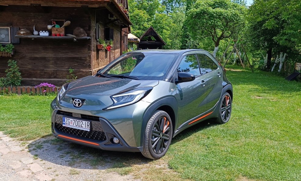 Toyota Aygo X Limited se izvrsno uklopio u predvan krajolik Čigoča, europskog grada roda