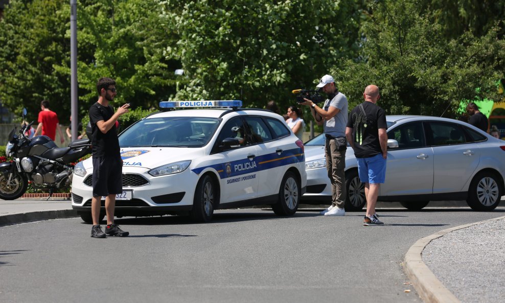 Policija i evakuirani građani iz Arena centra