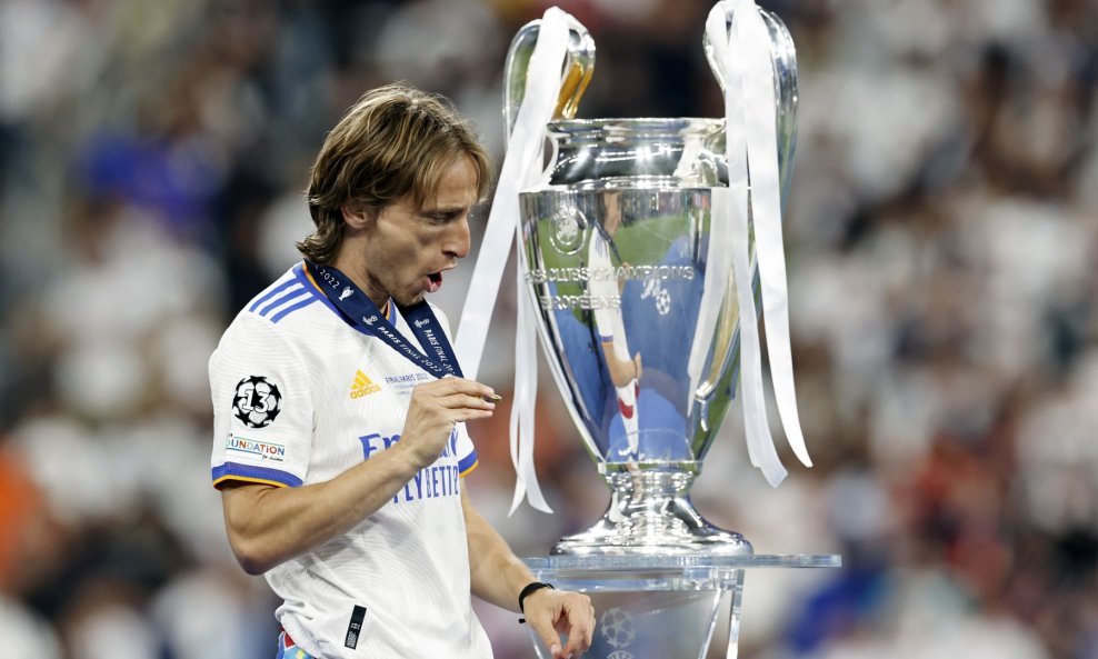Luka Modrić s trofejom Lige prvaka