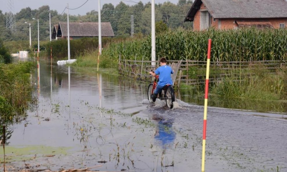 Sela - Zaobalne vode iz Odranskog polja počele prijetiti poplavama (1)