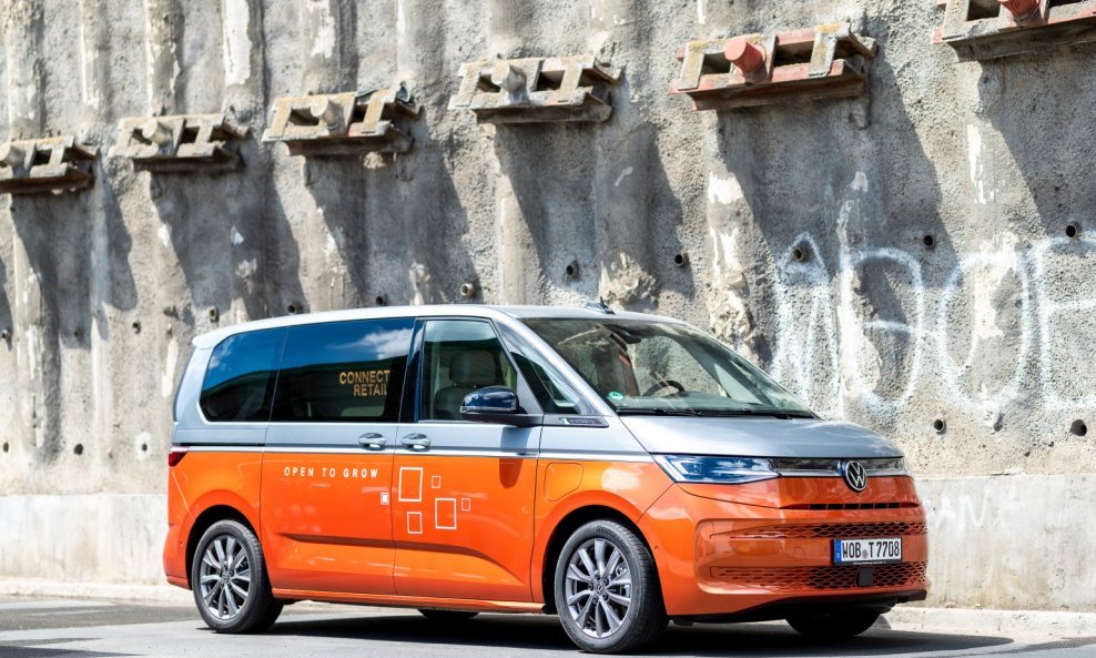 Dva preuređena VW Multivana će se koristiti tijekom četveromjesečne turneje 'Open to Grow' i bit će dio događanja i modnih sajmova