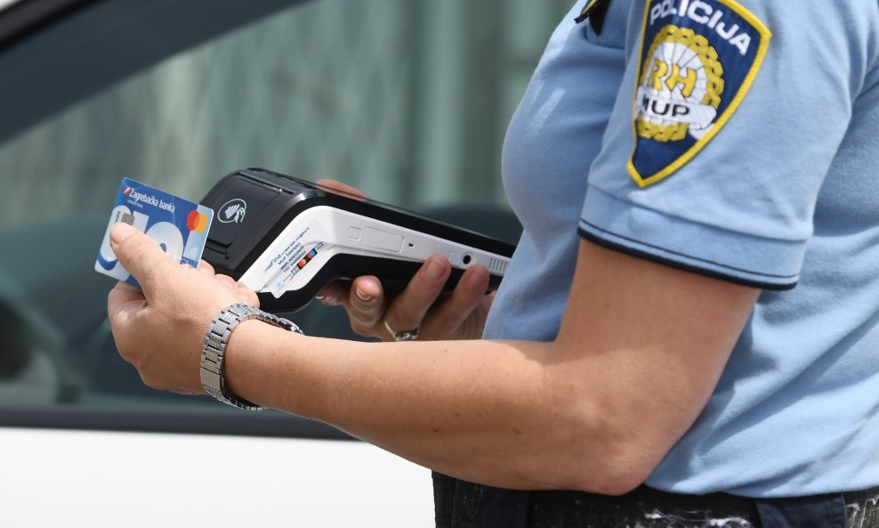 ​Plaćanje kazne na ruke policajcu odlazi u povijest, prelaze na POS uređaje
