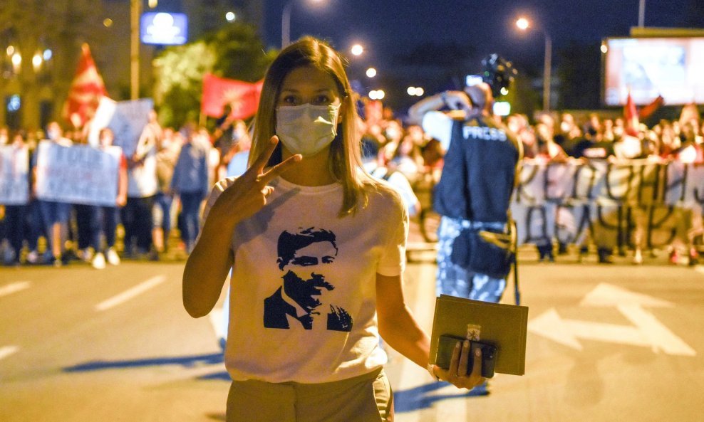 Prosvjednica u Skoplju s majicom Goce Delčeva, revolucionara i osnivača VMRO-a oko čijeg se nasljeđa spore Bugarska i Sjeverna Makedonija