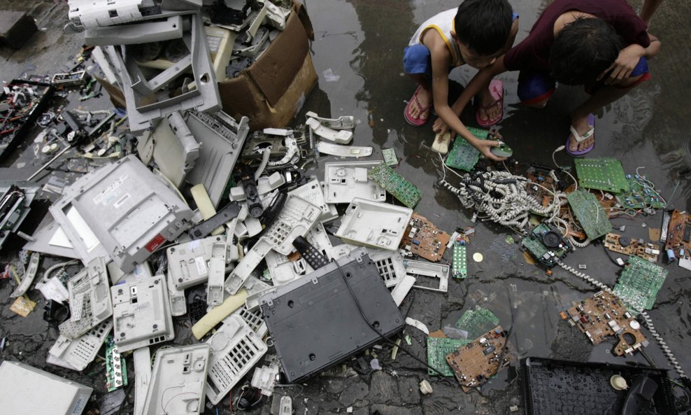elektronski otpad djeca smeće