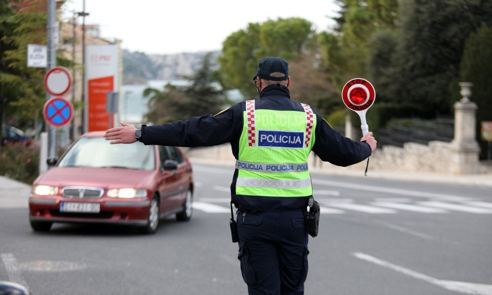 Ovlaštene vas osobe mogu zaustaviti i obaviti tehnički pregled vašeg vozila i na cesti