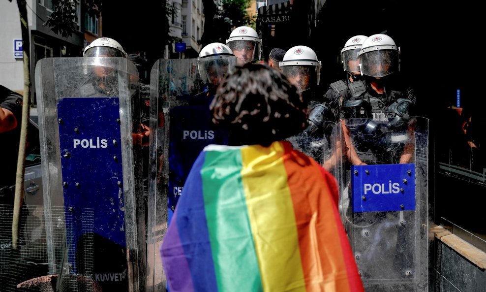 Policija i gay aktivist u Istanbulu