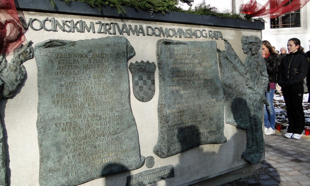 Spomenik žrtvama masakra 1991. u Voćinu