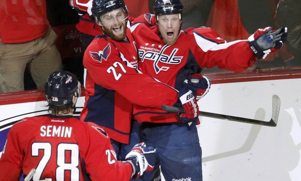 Jason Chimera (25),  Alexander Semin (28) i Karl Alzner