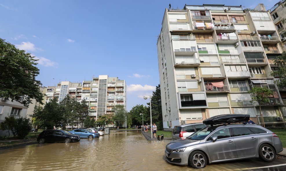 Pukla vodovodna cijev u Gajnicama