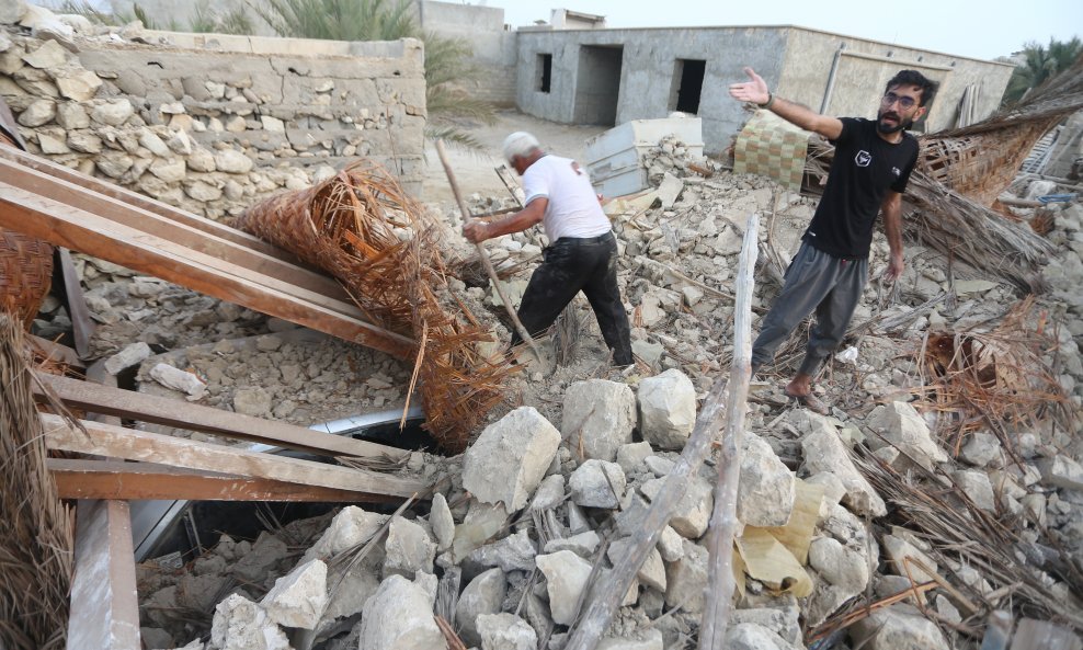 Potres u Iranu sravnio je dio sela sa zemljom