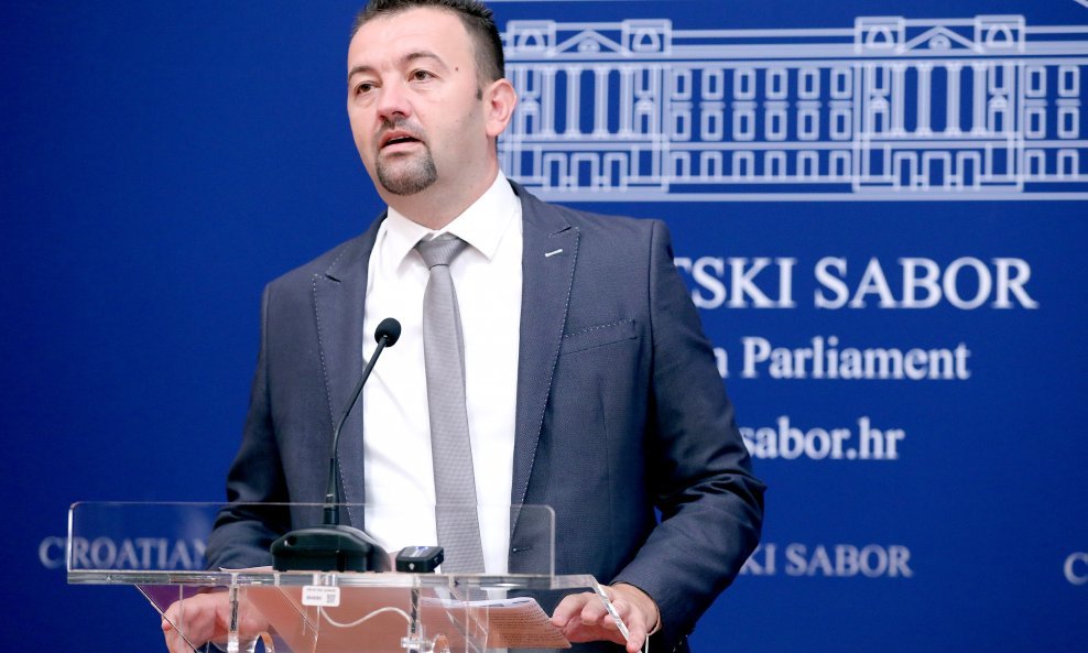 Marijan Pavliček na konferenciji za novinare u Hrvatskom saboru