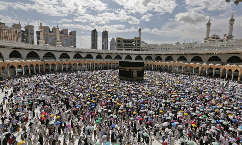 Muslimanski hodočasnici u kružnom obilasku Kabe u Meki 2019. godine