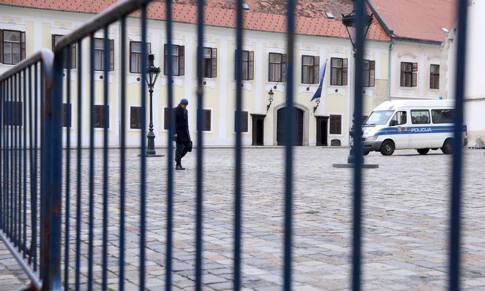 Ograda postavljena na Markovu trgu nakon pucnjave na policajca i Banske dvore 2020.