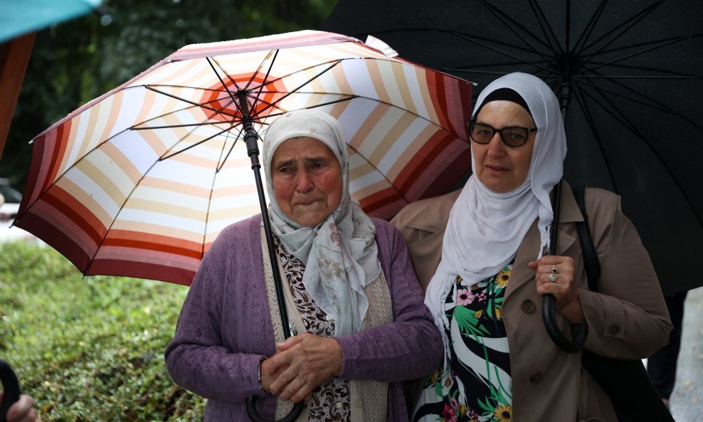 Visoko: Obitelji ubijenih u Srebrenici ispratile kamion s 50 tabuta