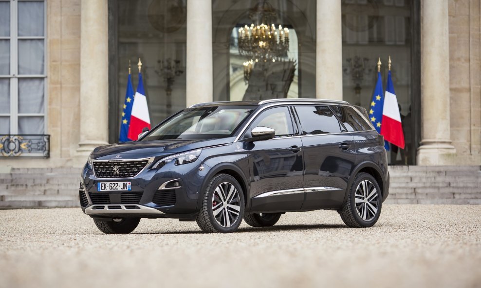 Emmanuel Macron, novoizabrani predsjednik, stigao je na svoju ceremoniju 14. srpnja 2017. u Peugeotu 5008