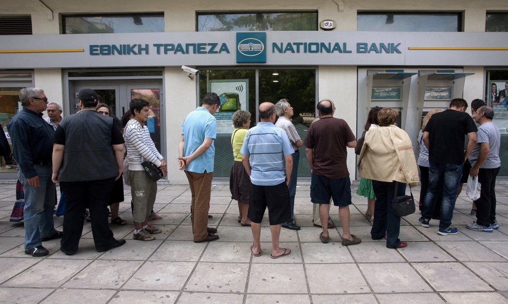 redovi pred bankomatima grčka