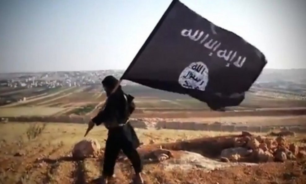 Džihadist nosi zloglasnu zastavu Islamske države